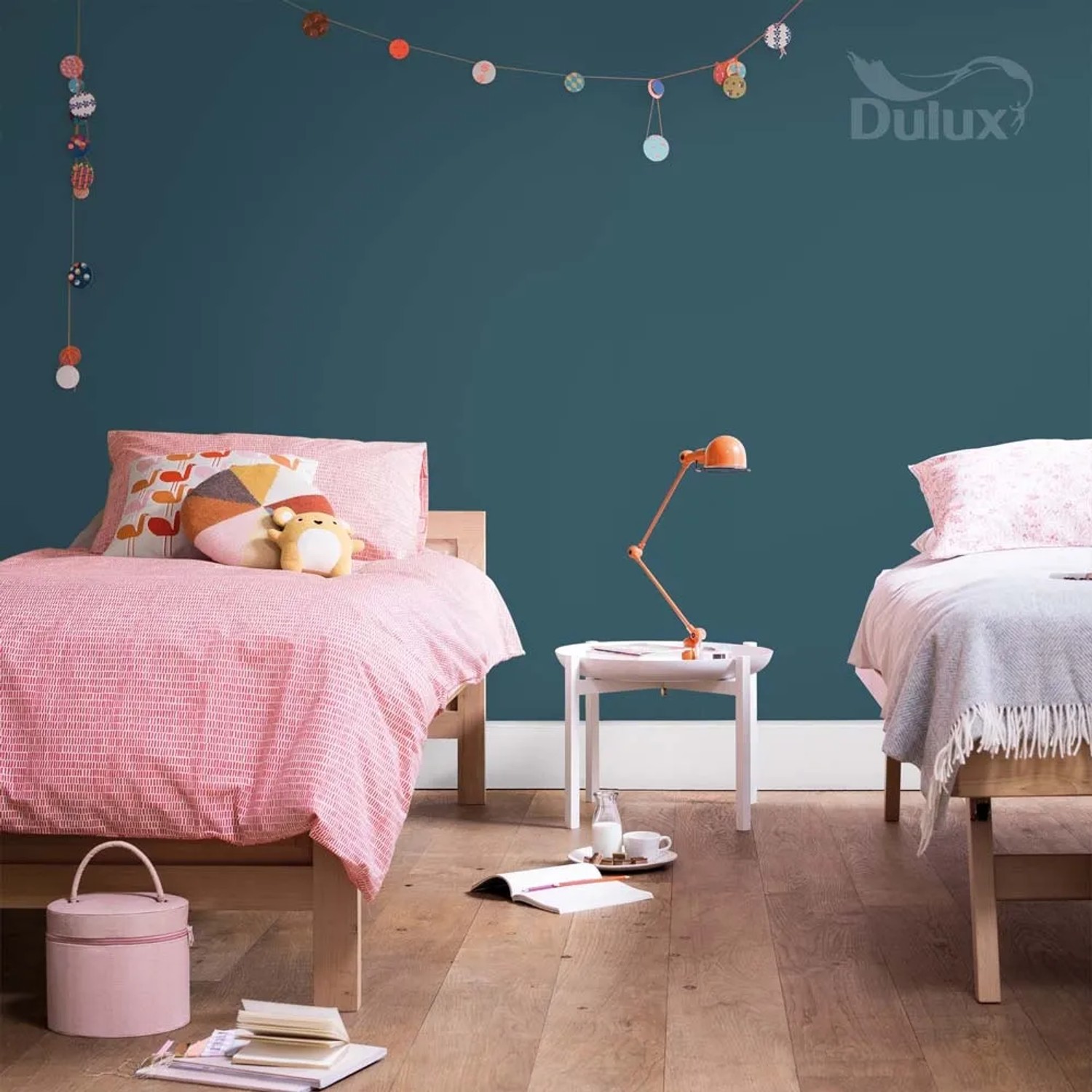 Pokój dziecięcy z petrol kolor farby ściennej (t.b.t.) firmy Dulux.