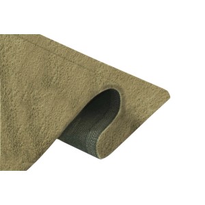 Zbliżenie beżowego dywanu z długim włosiem t.b.t., zwiniętego, aby pokazać spód.