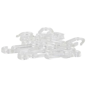 Zbliżenie przezroczystych haczyków do zasłon na karnisze.