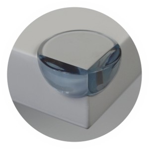 Przezroczysta ochrona narożników dla bezpieczeństwa dzieci na meblach. Chroni przed uderzeniami.