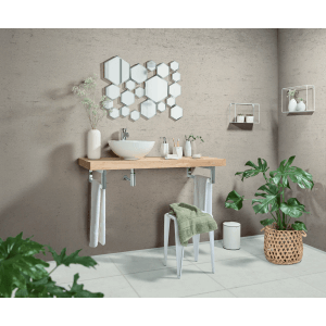 Nowoczesna łazienka z sześciokątnymi lustrami (Lustra) nad drewnianą umywalką ścienną.