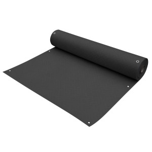 Czarna mata ogrodzeniowa t.b.t. zwinięta w rolkę, z oczkami do mocowania.