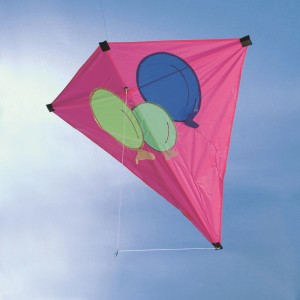Różowy latawiec z motywem balonów na niebie.