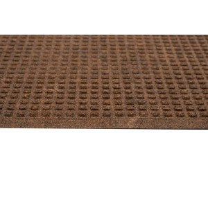 Brązowa wycieraczka t.b.t. ze wzorem w kwadraty.