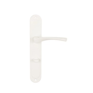 Biały zestaw klamek do drzwi wewnętrznych.