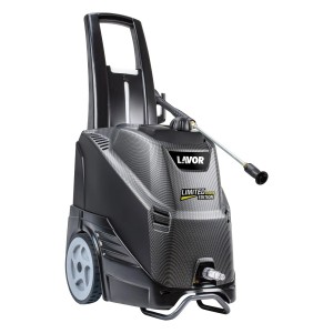 Myjka ciśnieniowa t.b.t. firmy LAVOR, szara obudowa z kołami i lancą spryskującą.