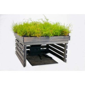 Drewniana konstrukcja z zielonym dachem, akcesoria do kosiarek.