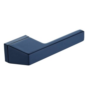 Niebieska klamka do drzwi w nowoczesnym stylu.