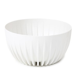 Biała miska na rośliny z żebrowaną powierzchnią.