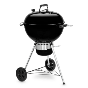 Czarny grill węglowy Weber Master-Touch GBS E-5750 z pokrywą i kołami.