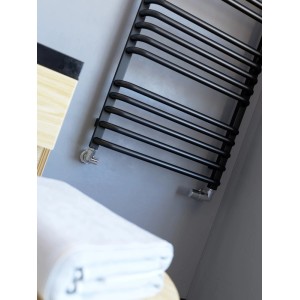 Czarny grzejnik t.b.t. w nowoczesnej łazience. Grzejnik łazienkowy, suszarka do ręczników.