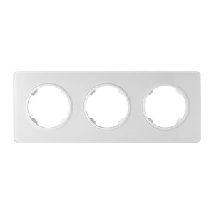 Biała potrójna ramka do włączników i gniazdek.