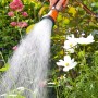 Zraszacz Gardena w akcji: podlewanie roślin w ogrodzie.