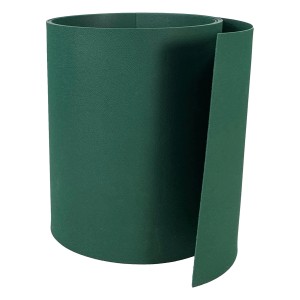 Zielona mata ogrodzeniowa t.b.t. w rolce, zapewniająca prywatność i ochronę przed wiatrem w ogrodzie.