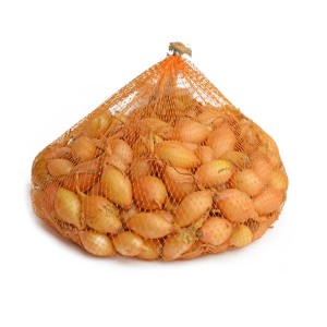 Szalotki w siatce, idealne do sadzenia w warzywniaku. Warzywa.