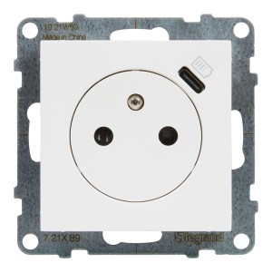 Białe gniazdko elektryczne z portem USB-C.