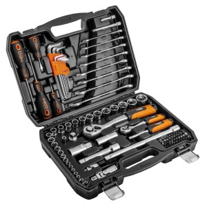 Otwarta walizka z kluczami, śrubokrętami i nasadkami.