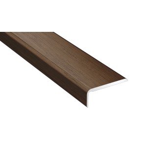 Listwa przypodłogowa t.b.t. w kolorze brązowym z fakturą drewna.