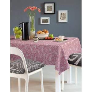 Stół z różowym obrusem ceratowym t.b.t. we wzory kwiatowe.