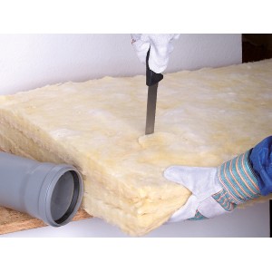 Cięcie wełny izolacyjnej specjalnym nożem. Kategoria: Noże.