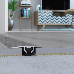 Zbliżenie srebrnej listwy przejściowej t.b.t. między dwiema podłogami.