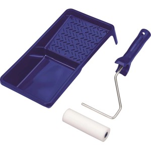 Zestaw wałków malarskich: niebieska kuweta, wałek z uchwytem i wałek zapasowy.