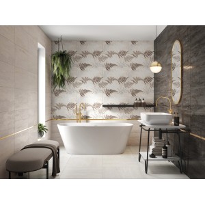 Łazienka z płytkami ściennymi t.b.t. w kolorze beżowym i brązowym z motywem liści.