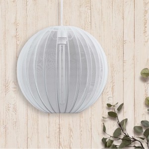 Biała lampa wisząca t.b.t. z okrągłym kloszem na drewnianej ścianie.