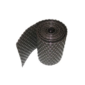 Zrolowana, brązowa mata osłonowa t.b.t. na ogrodzenia.