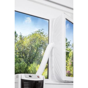 Klimatyzator z uszczelką okienną do węża wylotowego w użyciu.