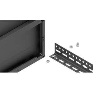 Zbliżenie czarnego regału z wspornikiem montażowym i śrubami.