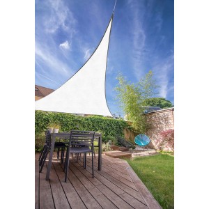 Trójkątna, biała markiza t.b.t. zapewnia cień nad patio z miejscami do siedzenia.