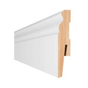 Biała listwa przypodłogowa z teksturą drewna, widok z profilu.