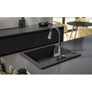 Nowoczesny zlew kuchenny z jednouchwytową baterią t.b.t. w stylowym otoczeniu kuchennym.