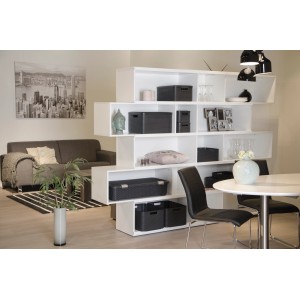 Dekoracyjny salon z białymi półkami i czarnymi pojemnikami do przechowywania t.b.t.