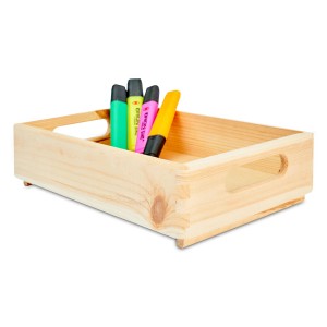 Jasne drewniane pudełko do przechowywania wypełnione długopisami.