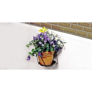 Zielony uchwyt ścienny na doniczkę Ø 20 cm z zasadzoną doniczką na ścianie.