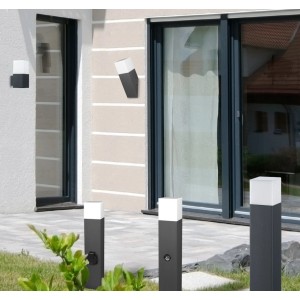 Nowoczesne lampy zewnętrzne t.b.t.: Kinkiety i lampy ścieżkowe w kolorze szarym z białym dyfuzorem.
