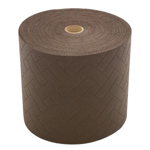 Rolka brązowej maty osłonowej na ogrodzenie z wzorem w jodełkę.