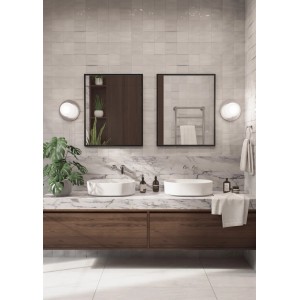 Nowoczesna łazienka z dwiema umywalkami, lustrami i kinkietami. Lustra.