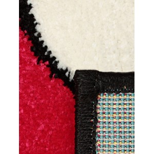 Zbliżenie dywanu z krótkim włosiem w kolorze czerwonym, białym i czarnym.