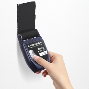 Wałek z czarną farbą do ścian. Idealny do testowania kolorów.