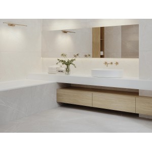 Łazienka z jasnoszarymi płytkami podłogowymi t.b.t. imitującymi marmur.