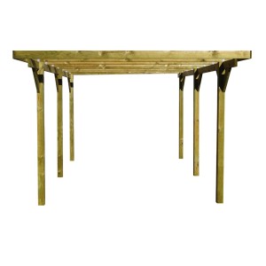 Drewniana wiata garażowa t.b.t. ze słupami i konstrukcją dachu.