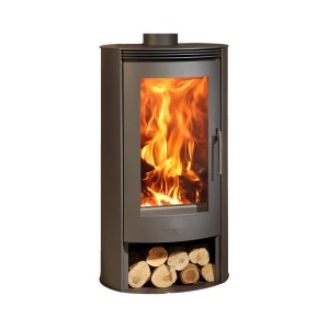 Piec na drewno z polanami w palenisku i schowkiem. Urządzenie grzewcze do pomieszczeń mieszkalnych.