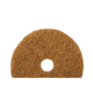 Mata kokosowa do roślin, brązowa, z otworem pośrodku. Przydatne akcesorium ogrodowe.