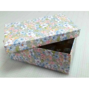Ozdobne pudełko na prezent z kwiatowym wzorem, idealne jako folia samoprzylepna.