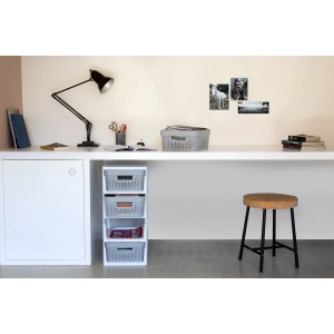 Szare pojemniki do przechowywania t.b.t. na półce pod biurkiem.