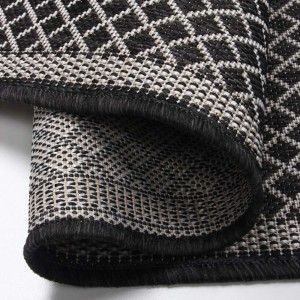 Zbliżenie czarnego dywanu w romby.