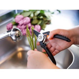 Sekator ogrodowy OBI przycina łodygi róż w zlewie. Sekator nożycowy z powłoką nieprzywierającą.